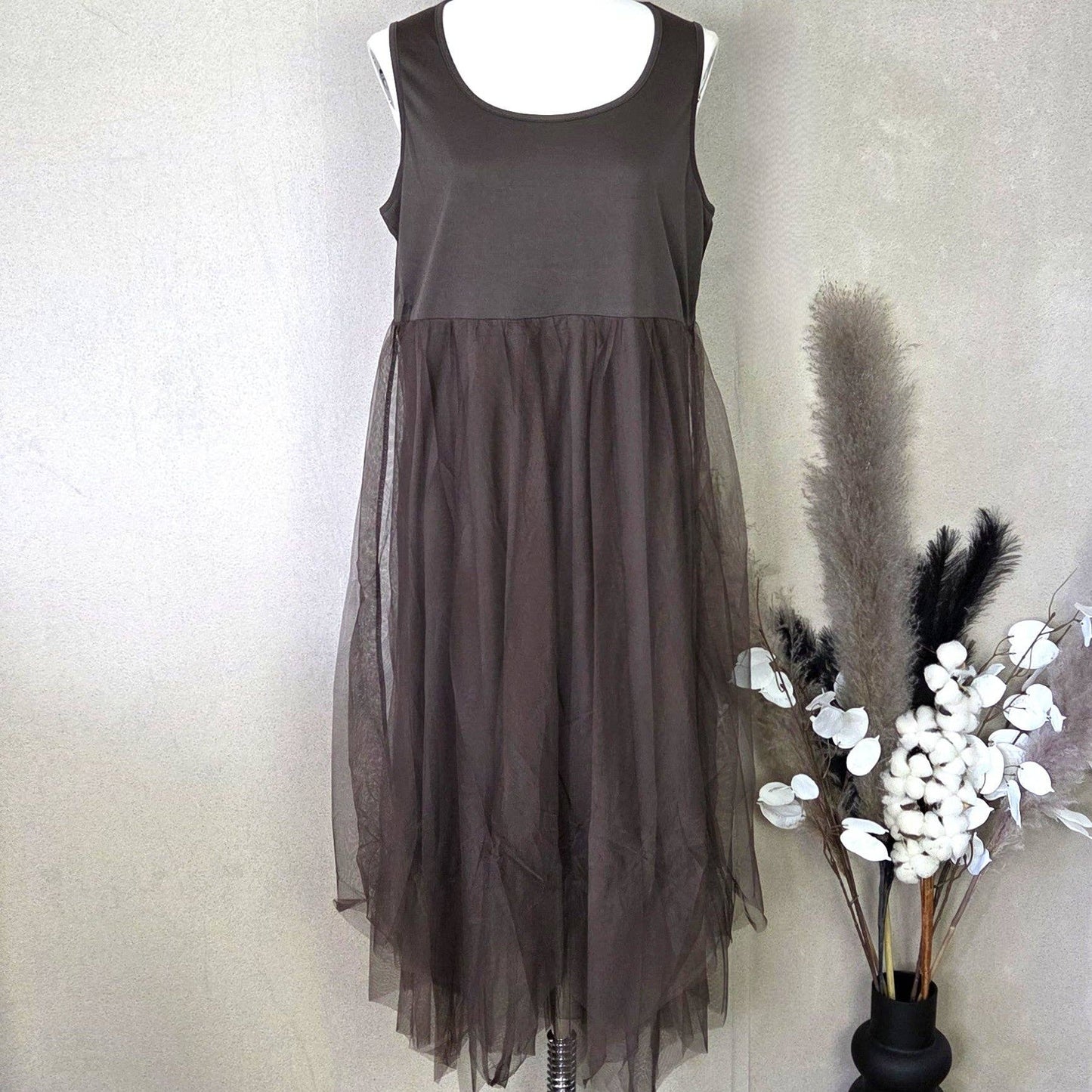 Sleeveless dress with sheer dressy skirt (M-XL)