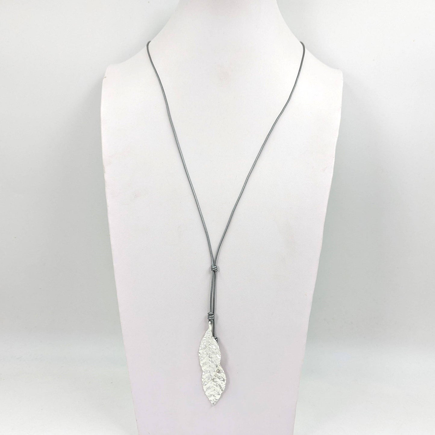 Long lariette-style leaf impression leather necklace